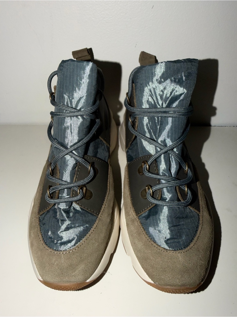 Naguisa Women's Suede and Nylon Gray Lace-Up Casual Sneakers. Sz Oooo